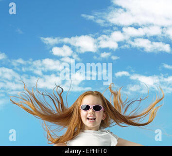 Felice ragazzino con grandi occhiali da sole Foto Stock