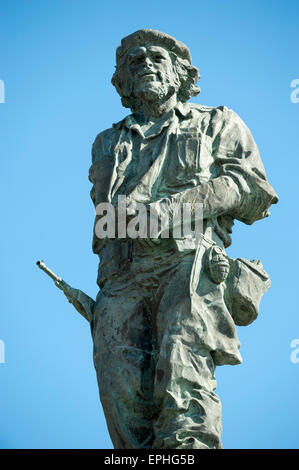 SANTA CLARA, CUBA - 28 Maggio 2011: Statua del rivoluzionario cubano Che Guevara sorge nel cielo blu in un mausoleo dedicato a lui. Foto Stock