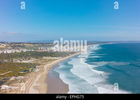 Vista aerea della costa caparica coast beach a Lisbona, Portogallo Foto Stock