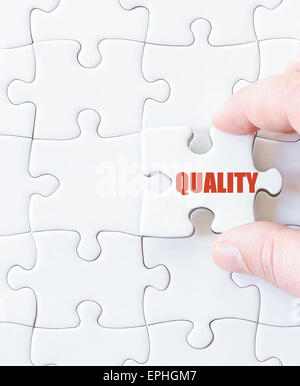 Manca puzzle pezzo con parola di qualità. Il concetto di Business immagine per completare il puzzle. Foto Stock