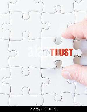 Manca puzzle pezzo con parola fiducia. Il concetto di Business immagine per completare il puzzle. Foto Stock