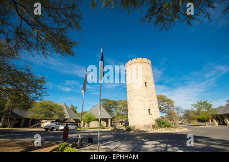 Africa, Namibia. Bandiere città accentuando cerchio con struttura alta in background. Il Parco Nazionale di Etosha. Foto Stock