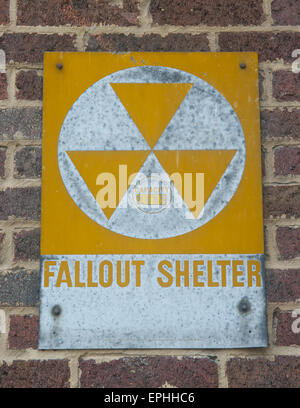 Sbiadita fallout shelter segno. Foto Stock