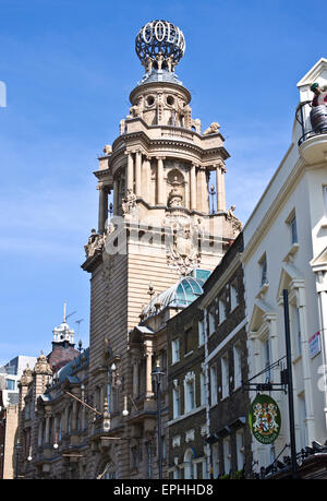 La torre e il globo rotante sul Coliseum Theatre, St Martin's Lane, London, casa dell'Opera nazionale inglese. (ENO). Foto Stock