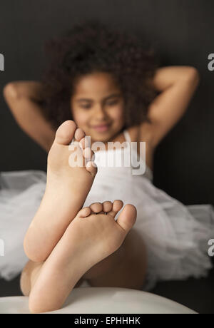 Poco stanco ballerina rilassante sulla sedia Foto Stock