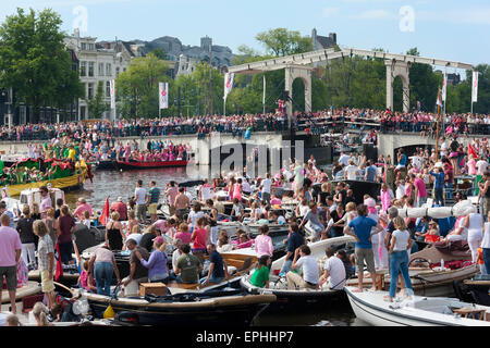 Amsterdam Gay Pride Canal Parade presso il Magere Brug o Skinny ponte sul fiume Amstel Foto Stock
