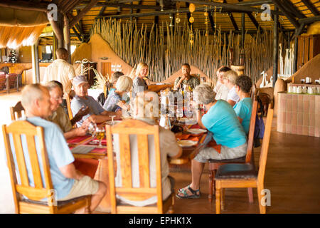 Africa, Namibia. Fondazione Africat. L'Okonjima Bush Camp. Gruppo turistico avendo ben preparato pasto. Foto Stock