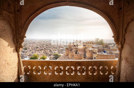 Città e fort vista dalla finestra nel City Palace Museum di Jaisalmer, Rajasthan, India Foto Stock