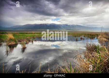 Vicino lago di montagna al drammatico cielo nuvoloso in Kazakistan e in Asia centrale
