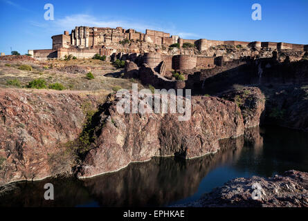 Forte Mehrangarh sulla collina a cielo blu in Jodhpur, Rajasthan, India Foto Stock