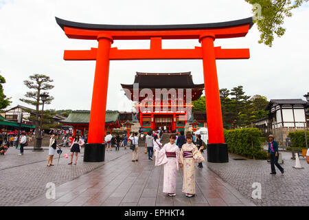 Geisha giapponese a Fushimi Inari Santuario giardini in Kyoto. La strada verso la cima della montagna è raggiungibile da un pat Foto Stock