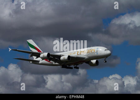 Emirates Airbus A380 atterraggio all'Aeroporto Internazionale di Auckland Auckland North Island, Nuova Zelanda Foto Stock