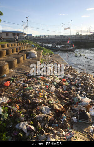 Immondizia di plastica e di altri rifiuti sulla spiaggia urbana di Sumatra, Indonesia Foto Stock