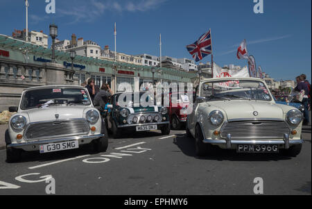 Brighton, Regno Unito. Il 17 maggio 2015. Il trentesimo London-Brighton Mini eseguire assembla lungo il lungomare di Brighton. Oltre 2000 autovetture terminato il rally e sono stati uniti da molti enti locali Mini appassionati. Credito: Chris Poole/Alamy Live News Foto Stock