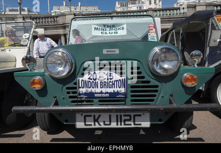 Brighton, Regno Unito. Il 17 maggio 2015. Il trentesimo London-Brighton Mini eseguire assembla lungo il lungomare di Brighton. Oltre 2000 autovetture terminato il rally e sono stati uniti da molti enti locali Mini appassionati. Credito: Chris Poole/Alamy Live News Foto Stock