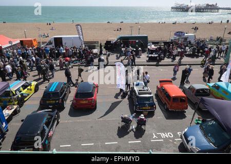 Brighton, Regno Unito. Il 17 maggio 2015. Il trentesimo London-Brighton Mini eseguire assembla lungo il lungomare di Brighton. Oltre 2000 autovetture terminato il rally e sono stati uniti da molti enti locali Mini appassionati. Credito: Chris Poole/Alamy Live News Foto Stock