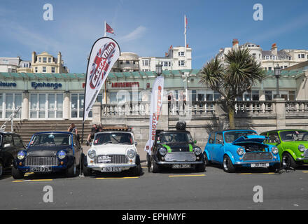 Brighton, Regno Unito. Il 17 maggio 2015. Il trentesimo London-Brighton Mini eseguire assembla lungo il lungomare di Brighton. Oltre 2000 autovetture terminato il rally e sono stati uniti da molti enti locali Mini appassionati. Credito: Chris Poole/Alamy Live News Foto Stock