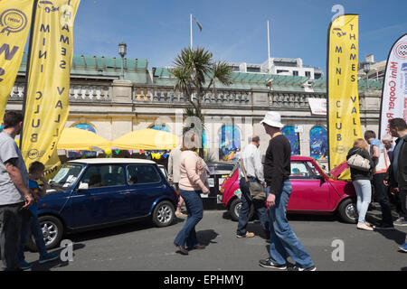 Brighton, Regno Unito. Il 17 maggio 2015. Il trentesimo London-Brighton Mini eseguire assembla lungo il lungomare di Brighton. Oltre 2000 autovetture terminato il rally e sono stati uniti da molti enti locali Mini appassionati. Credito: Chris Poole/Alamy Live News Foto Stock