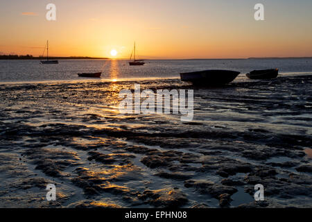 Swale estuario, Kent, Regno Unito. 19 Maggio 2015: Regno Unito Meteo. Alba sulle barche in Swale estuario vicino all'ingresso a Faversham creek su un fresco chiaro mattina. Il sole che darà modo di docce più tardi nel giorno prima che le temperature salgono verso la fine della settimana. Credito: Alan Payton/Alamy Live News Foto Stock