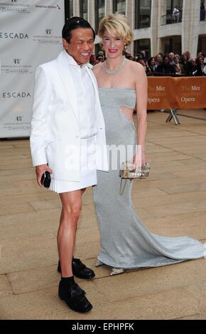 New York, NY, STATI UNITI D'AMERICA. 18 Maggio, 2015. Zang Toi, Julie Macklowe presso gli arrivi per American Ballet Theatre il settantacinquesimo anniversario di diamante molla giubilare Gala, Metropolitan Opera House al Lincoln Center di New York, NY Maggio 18, 2015. Credito: Gregorio T. Binuya/Everett raccolta/Alamy Live News Foto Stock