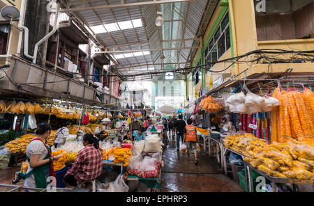 Fiorista in una sala di vendita, il Mercato dei Fiori, Bangkok, Thailandia Foto Stock