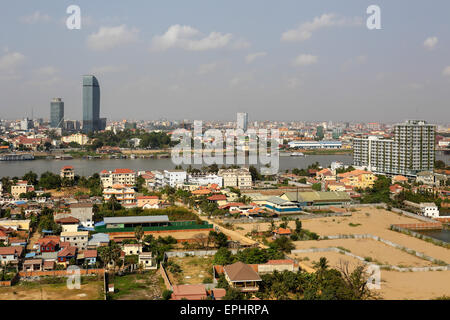 Skyline con Canadia Bank e capitale Vatannac Tower, il fiume Tonle Sap, Phnom Penh Cambogia Foto Stock