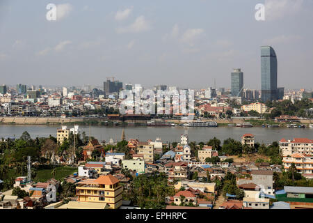 Skyline con Canadia Bank e capitale Vatannac Tower, il fiume Tonle Sap, Phnom Penh Cambogia Foto Stock