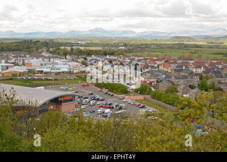Vista di Raploch, rigenerazione - Sainsburys store e Ben Lomond e il Trossachs presi da Gowan Hill, Stirling, Scozia, Regno Unito Foto Stock
