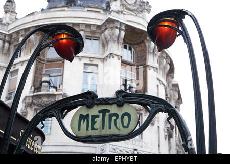 Segno della metropolitana da architetto francese Hector Guimard.design in stile Liberty.ingresso a una stazione della metropolitana di Parigi Francia Foto Stock