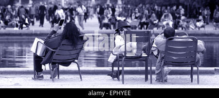 Persone che rilassano il giardino pubblico delle Tuileries (Jardin des Tuileries) tra il Louvre e Place de la Concorde. 1 ° arrondissement Parigi Francia Foto Stock