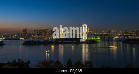 Panorama di Ponte di Arcobaleno e della baia di Tokyo, Giappone Foto Stock
