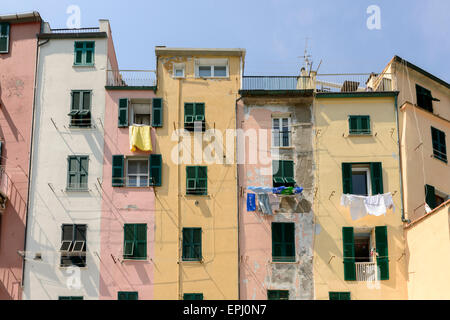 Vista di una fila di storiche case tradizionali sul terrapieno in una soleggiata giornata di primavera, Portovenere, Italia Foto Stock