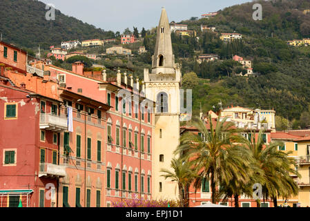 Paesaggio di turistico villaggio sul mare con la vecchia torre campanaria tra vecchie case, Lerici, Italia Foto Stock