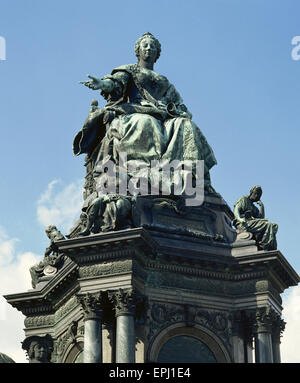 Maria Theresa (1717-1780). Imperatrice del Sacro Romano Impero. Statua di Maria Theresia monumento. Da scultore tedesco Kaspar von Zumbusch, 1888. Vienna. Austria. Foto Stock