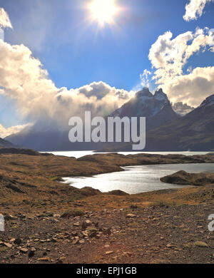 La nebbia avvolge la montagna Foto Stock