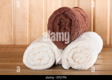 Tradizionale sauna in legno per il relax con set di asciugamani puliti Foto Stock