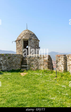 Vista della pietra garitta sui bastioni all antico Castello , girato su una soleggiata giornata di primavera, Sarzana, Italia Foto Stock