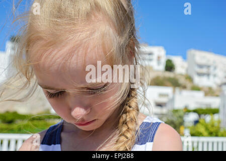 Piccola ragazza triste Foto Stock