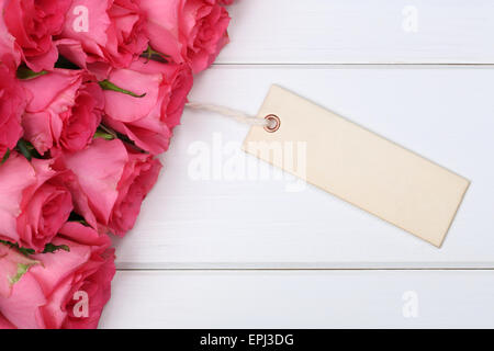 Rosen Blumen zum Valentinstag Muttertag oder mit Karte auf Holzbrett Foto Stock