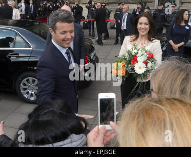 Amburgo, Germania. 19 Maggio, 2015. Frederik, principe ereditario di Danimarca e di sua moglie Maria di arrivare presso il municipio di Amburgo, Germania, 19 maggio 2015. Il giovane è su una visita di lavoro in Germania dal titolo "danish Living' fino al 21 maggio 2015. Foto: Axel Heimken/dpa/Alamy Live News Foto Stock