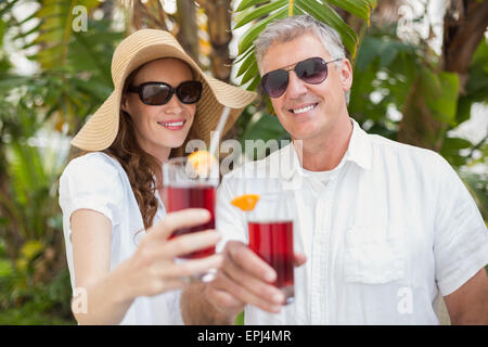 Vacanza giovane tostare con cocktail Foto Stock