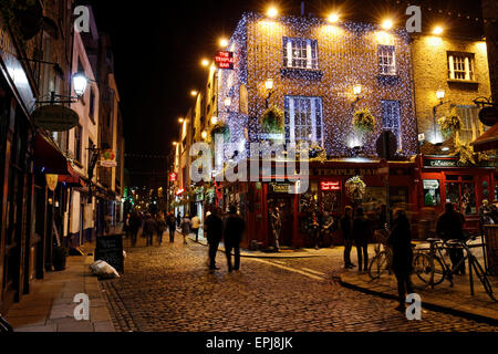 Il Temple Bar con Natale decorazioni Street, Dublin, Repubblica di Irlanda, Europa. Foto Stock