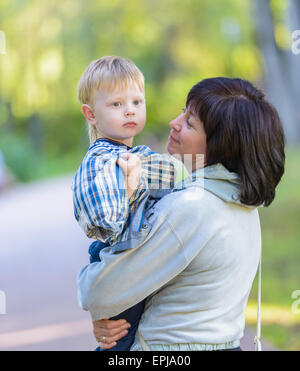 Nonna con suo nipote una sola famiglia Foto Stock