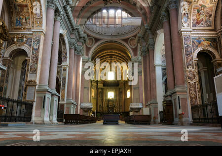 NOVARA, Italia - 24 Aprile 2015: San Gaudenzio chiesa interno la navata centrale Foto Stock