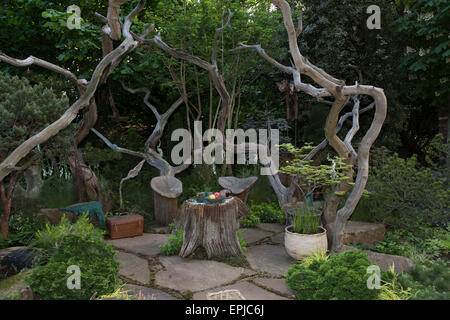 A Chelsea, Londra, Regno Unito. 19 Maggio, 2015. Lo scultore del giardino picnic da camminatore di vivai al Chelsea Flower Show 2015. Credito: Keith Larby/Alamy Live News Foto Stock