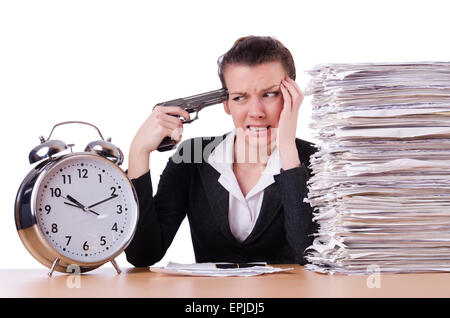 Donna con la pistola sotto stress da scadenze Foto Stock