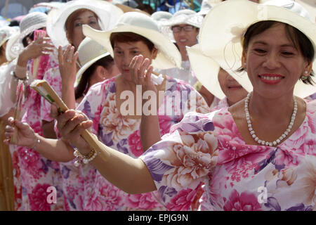 Provincia di Bulacan nelle Filippine. 19 Maggio, 2015. La gente ballare durante l annuale Obando fertilità Dance Festival nella provincia di Bulacan nelle Filippine, il 19 maggio 2015. Obando fertilità Festival di Danza si è tenuto in onore del santo patrono della città di Chiara, e una possibilità per neo-mer le coppie a pregare per la fertilità attraverso danze sulle strade. Credito: Rouelle Umali/Xinhua/Alamy Live News Foto Stock