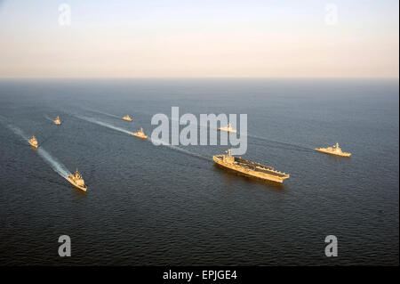 La US Navy USS George Washington Strike gruppo e Repubblica di Corea navi della marina militare di partecipare nella tattica di manovra della formazione 13 ottobre 2013 nelle acque ad ovest della penisola coreana. Foto Stock