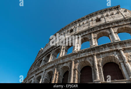 Il Colosseo o il Colosseo, noto come l'Anfiteatro Flavio, è un anfiteatro di forma ellittica al centro della città di Roma. Foto Stock