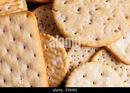 Rotondi e quadrati cracker salato, pronto per servire Foto Stock